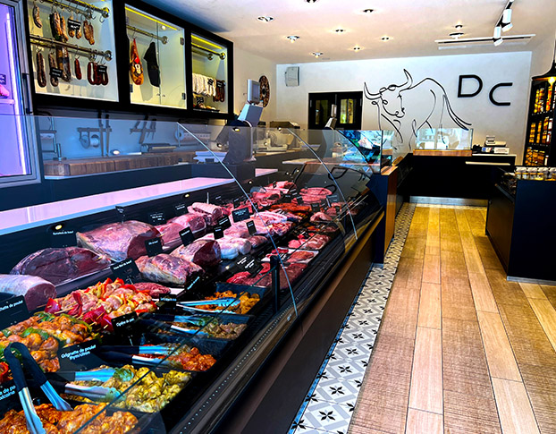 Boucherie moderne avec vitrine réfrigérée remplie de viandes et de brochettes Toulouse 31