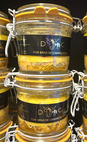 Pots en verre de foie gras de canard entier, empilés sur une étagère Toulouse 31