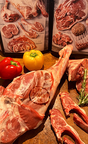 Préparations de viande d'agneau fraîche avec poivrons, diagrammes de découpe en arrière-plan Toulouse 31